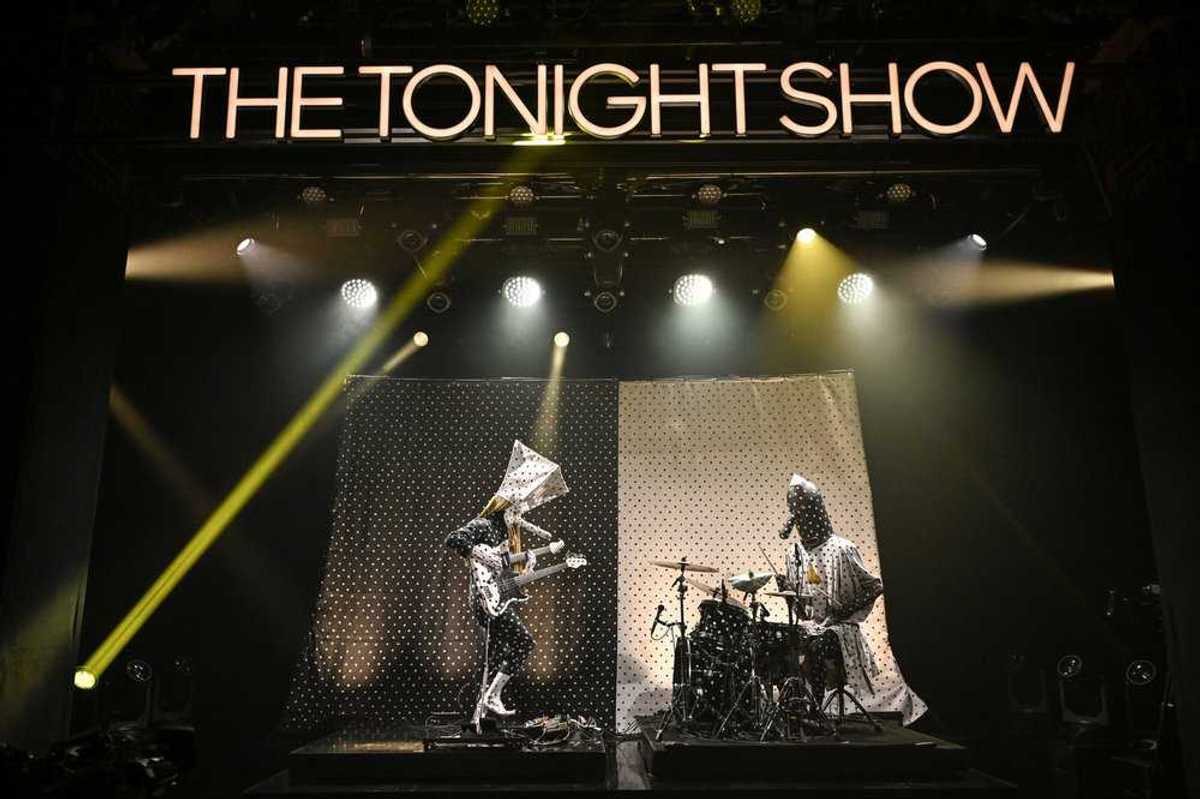 Angine de Poitrine perform 'Zugzegk' on 'The Tonight Show Starring Jimmy Fallon.'