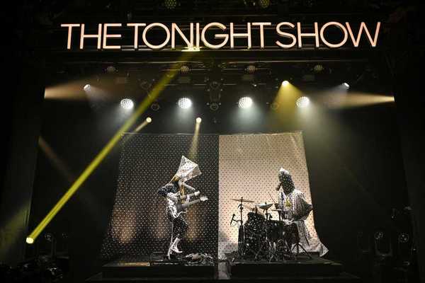 Angine de Poitrine perform 'Zugzegk' on 'The Tonight Show Starring Jimmy Fallon.'