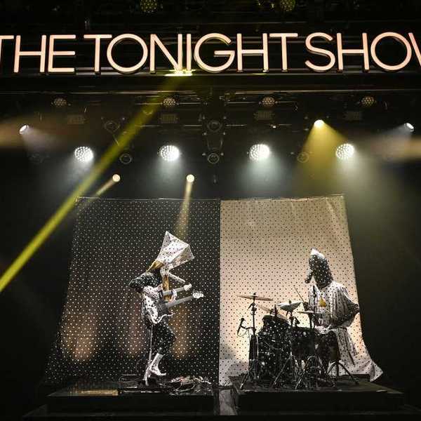 Angine de Poitrine perform 'Zugzegk' on 'The Tonight Show Starring Jimmy Fallon.'