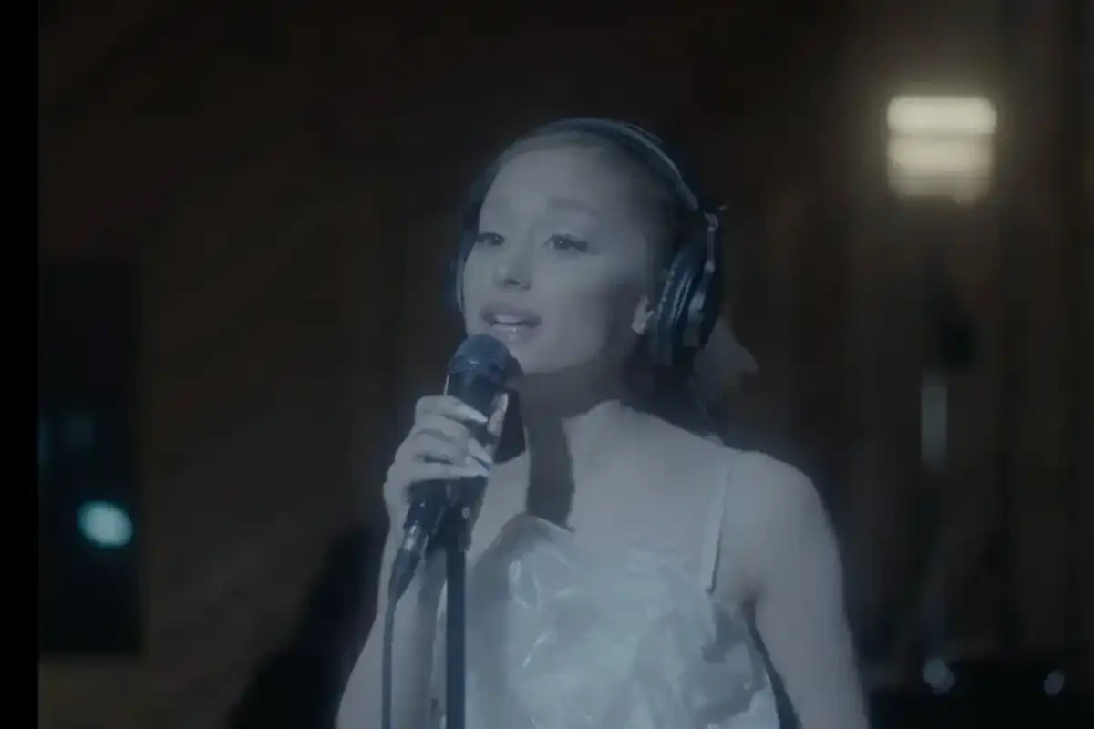Ariana Grande "Santa Tell Me (live version)"