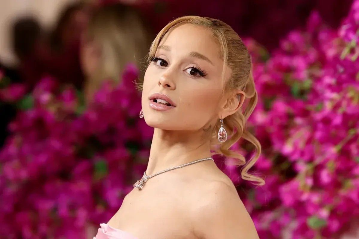 Ariana Grande Teases She Has an ‘Announcement Loading’ in Cryptic Video: ‘See You Next Year’