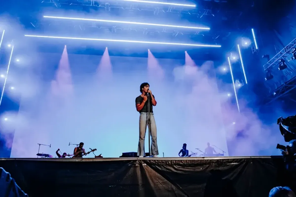 Benson Boone Covers Sam Fender’s ‘Seventeen Going Under’ at Montreux Jazz Festival