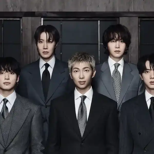 BTS on the cover of 'ARIRANG'