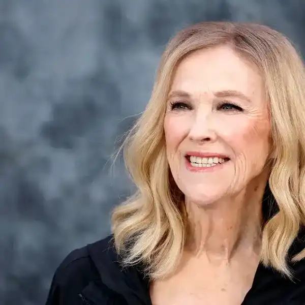 Catherine O’Hara, Emmy-Winning Comedian of ‘Schitt’s Creek’ & ‘Beetlejuice’ Fame, Dead at 71