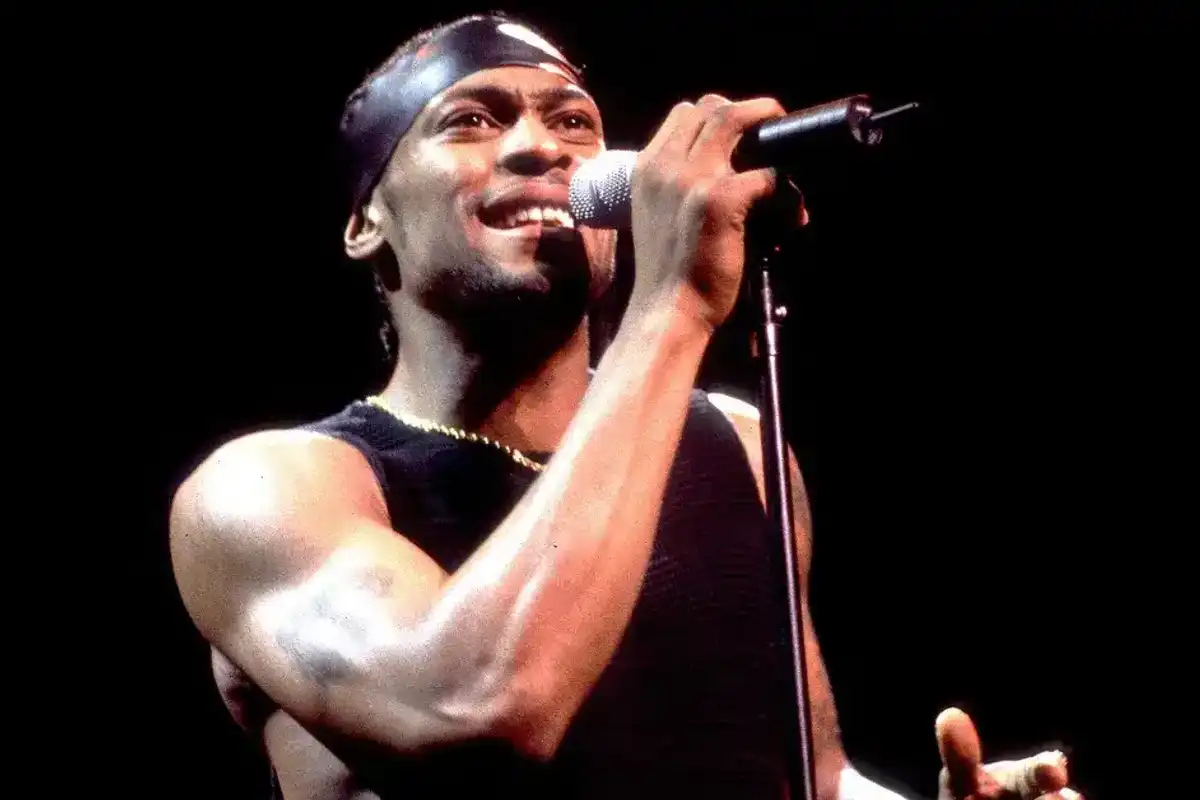 D'Angelo performs on stage at the Aire Crown Theater, Chicago, Illinois, April 4, 2000.