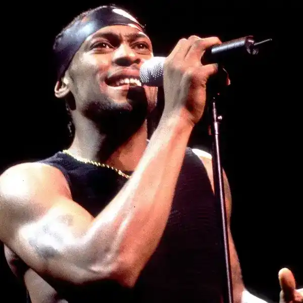 D'Angelo performs on stage at the Aire Crown Theater, Chicago, Illinois, April 4, 2000.