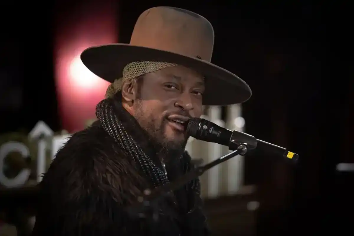D’Angelo: The Music, The Aura & The Vanishing Act That Made a Neo-Soul Giant