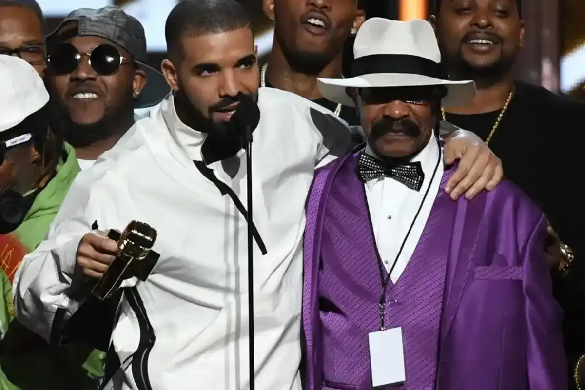 Drake accepts the Top Artist award with his father Dennis Graham during the 2017 Billboard Music Awards at T-Mobile Arena on May 21, 2017 in Las Vegas.