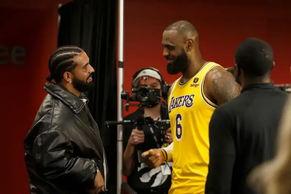 Drake and LeBron James #6 of the Los Angeles Lakers talk after the NBA game between the Toronto Raptors and the Los Angeles Lakers at Scotiabank Arena on March 18, 2022 in Toronto.