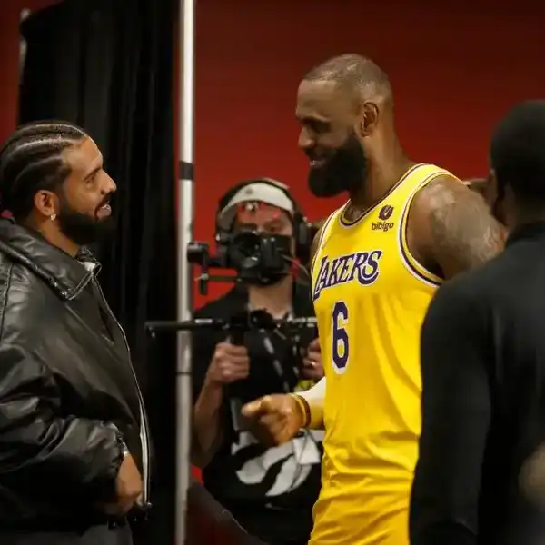 Drake and LeBron James #6 of the Los Angeles Lakers talk after the NBA game between the Toronto Raptors and the Los Angeles Lakers at Scotiabank Arena on March 18, 2022 in Toronto, Canada.