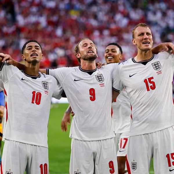 Harry Kane and teammates of England sing the Oasis hit "Wonderwall" following their victory after the FIFA World Cup 2026 Quarter Final match against Norway at Miami Stadium on July 11, 2026 in Miami Gardens, Florida.