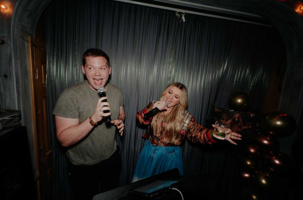 Kelly Clarkson Sings Karaoke With Stunned Fans at Album Release Event: See the Videos