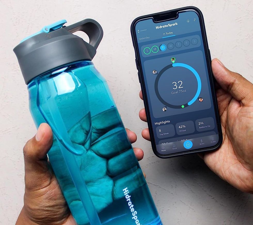 This $30 Smart Water Bottle Lights Up When It’s Time For You to Take a Drink