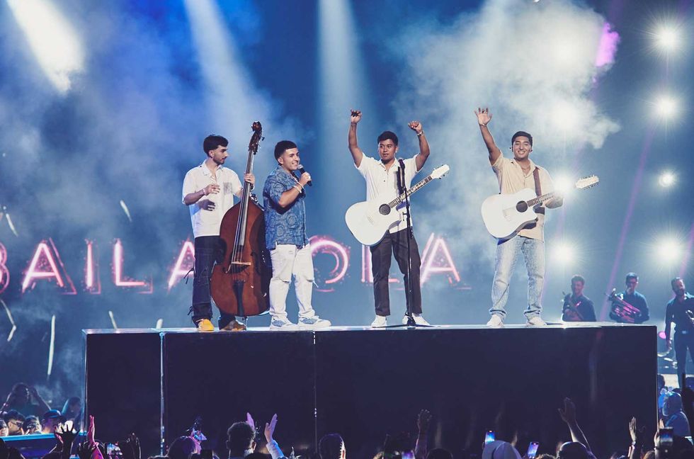 Eslabon Armado Inspires Massive Singalong with ‘Ella Baila Sola’ at Premios Juventud 2023