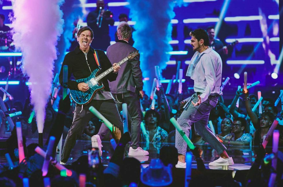 How Hoobastank & Jonathan Moly Joined Forces For Salsa Version of ‘The Reason’ at Premios Juventud