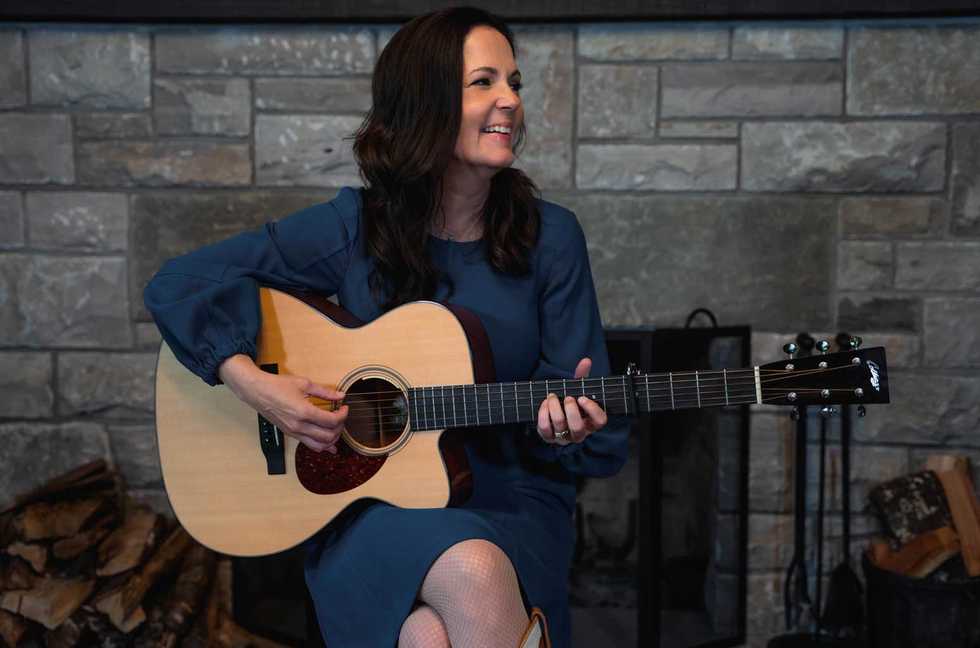 Lori McKenna Surveys Family Ties on ‘1988,’ Discusses the Impact of ChatGPT on Songwriters: ‘I Don’t Think AI Can Write Great Songs’