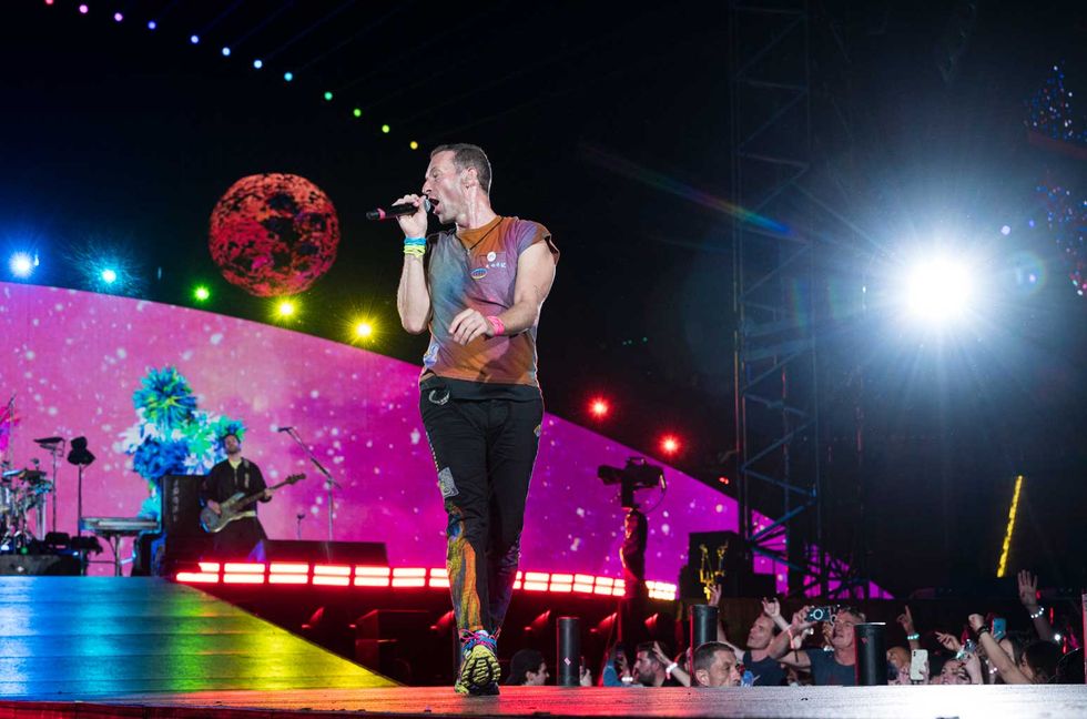 Coldplay Pays Tribute to Tina Turner With ‘Proud Mary’ Performance in Barcelona