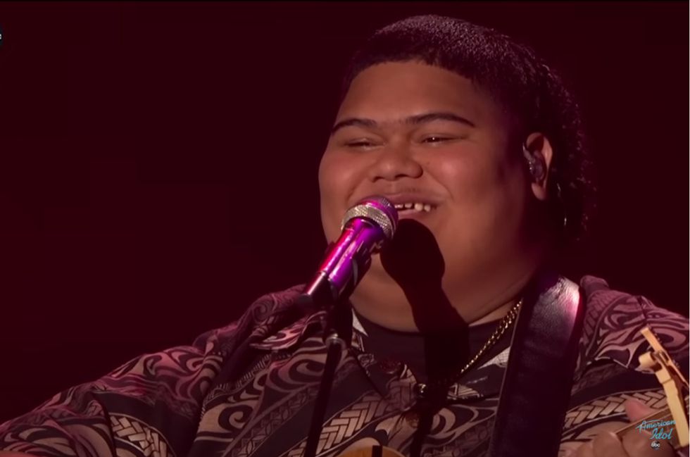 ‘American Idol’ Contestant Iam Tongi Earns a Hug After Covering Lionel Richie Classic