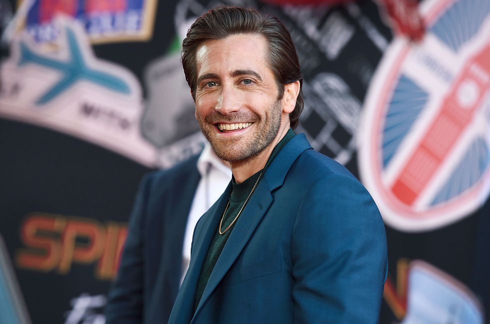 Jake Gyllenhaal & Kelly Clarkson Duet on ‘Mr. Brightside’ in Hilarious Game of ‘Sing That Name That Tune’