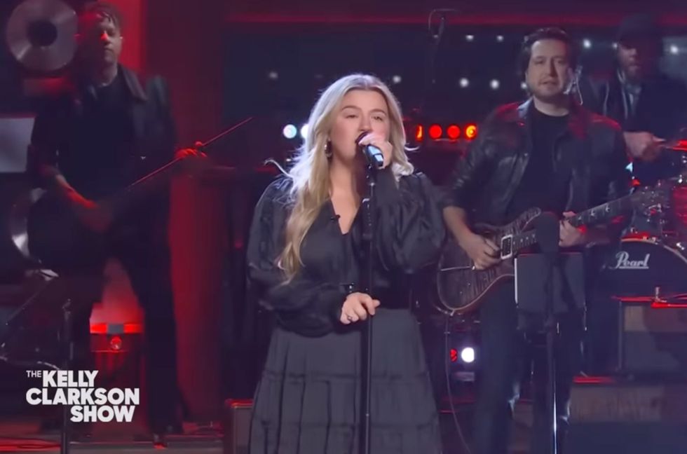 Kelly Clarkson Is ‘Constant as a Northern Star’ on Joni Mitchell Kellyoke Cover