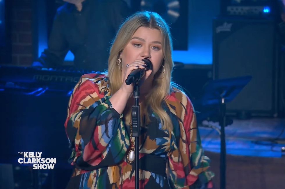 Kelly Clarkson Shows Off Her R&B Side With Jazmine Sullivan Kellyoke Cover: Watch