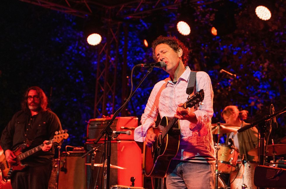 Yo La Tengo Dress in Drag at Nashville Show to Protest Tennessee’s Law Restricting Drag Performances