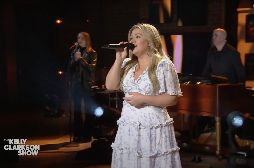 Kelly Clarkson Goes Country in Hailey Whitters Kellyoke Cover