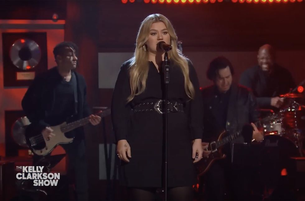 Kelly Clarkson Invites Fans to ‘Come Out & Play’ in Latest Kellyoke Cover