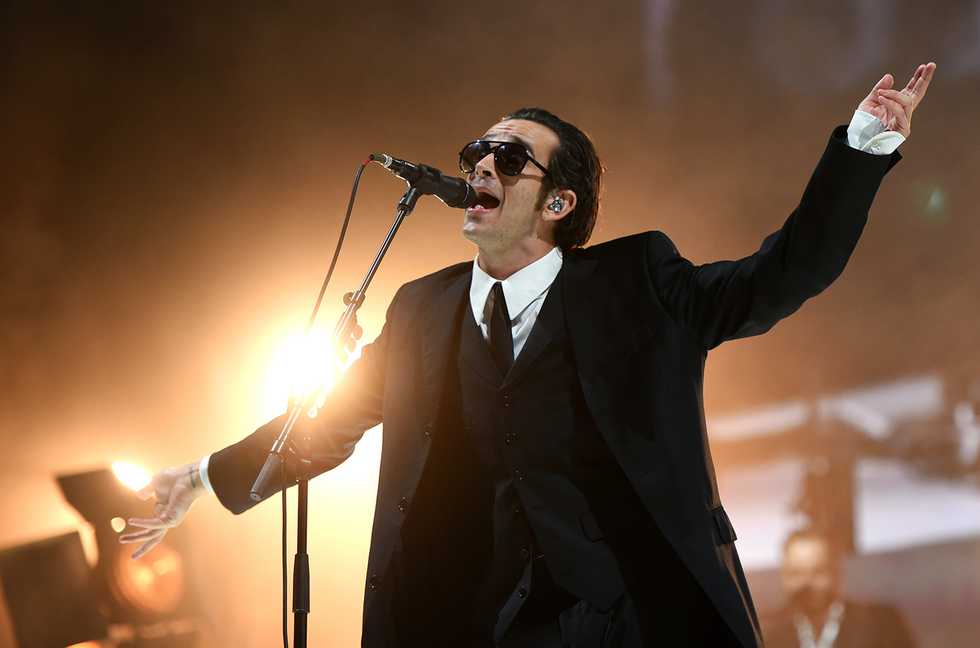 Matty Healy Sucks on a Fan’s Thumb During The 1975 Concert