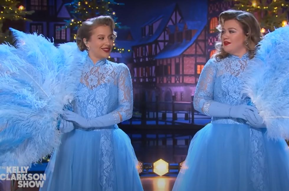 Kelly Clarkson Serves Up Holiday Sisterhood in Hilarious ‘White Christmas’ ‘Kellyoke’