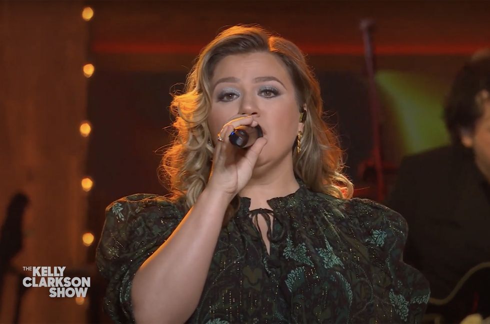 Kelly Clarkson Promises She’ll Be ‘Home’ for the Holidays With Christmastime Classic: Watch