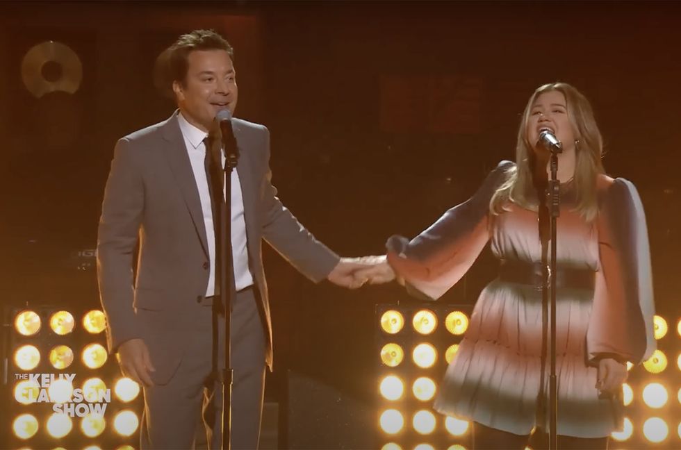 Kelly Clarkson & Jimmy Fallon Are the 2022 Sonny & Cher With ‘I Got You Babe’ Duet