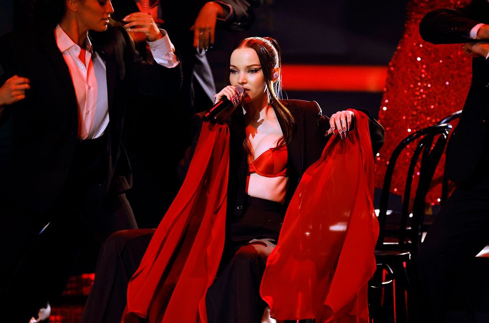 Dove Cameron Offers Sizzling, Classy Performance of ‘Boyfriend’ at 2022 AMAs