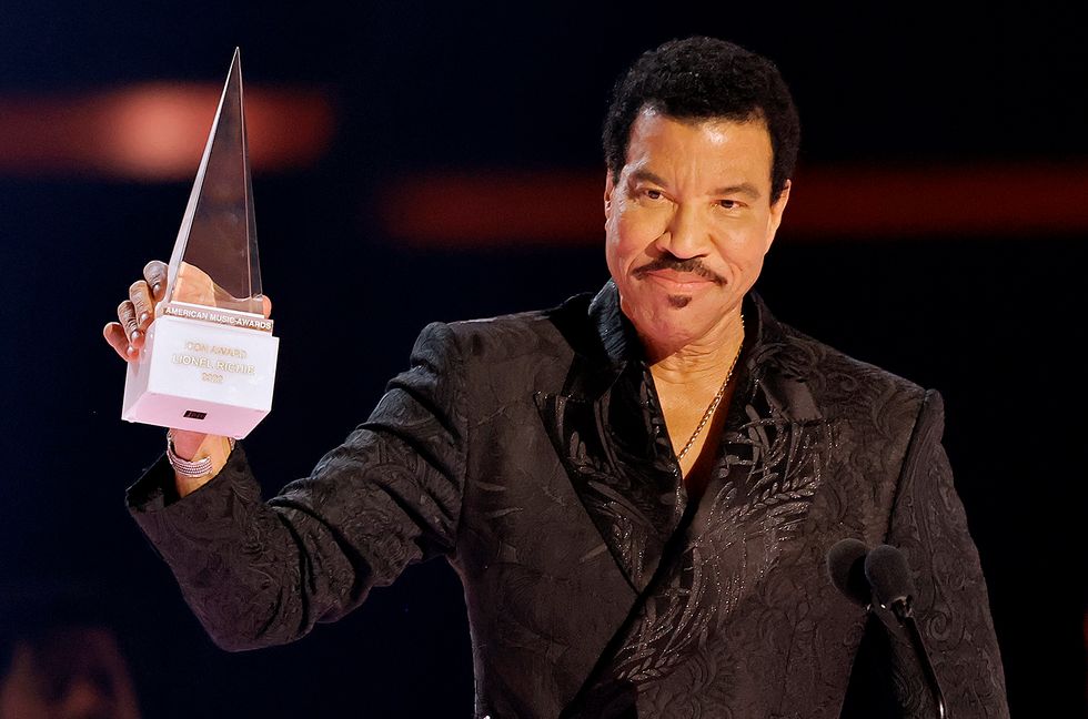 Lionel Richie Gives Advice to ‘Young Superstars’ While Accepting Icon Award at 2022 AMAs