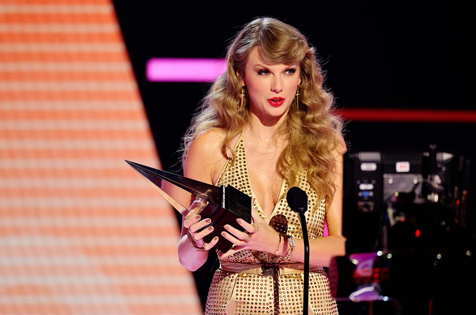 Taylor Swift Thanks Fans ‘For Caring’ About Re-Recorded Albums at 2022 AMAs