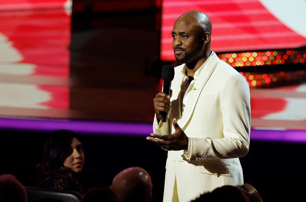 Wayne Brady Mourns Takeoff, Club Q Shooting Victims at 2022 AMAs, Calls for ‘End to Senseless Gun Violence’