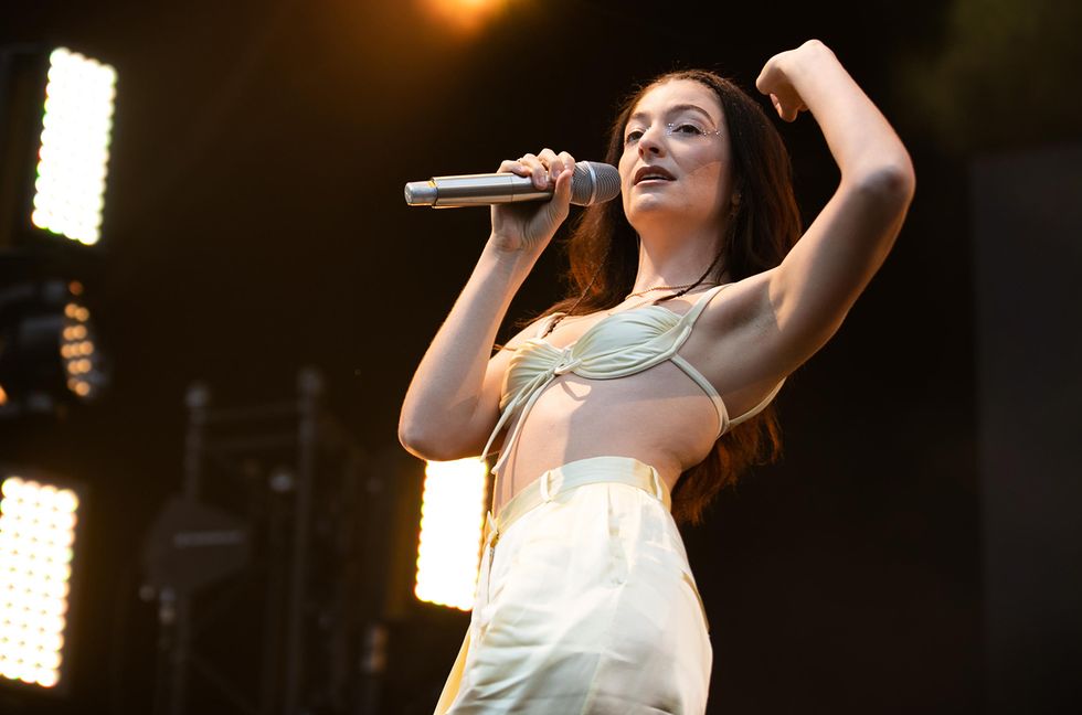 Lorde & Surprise Guest Phoebe Bridgers Sing ‘Stoned at the Nail Salon’ at Primavera Sound