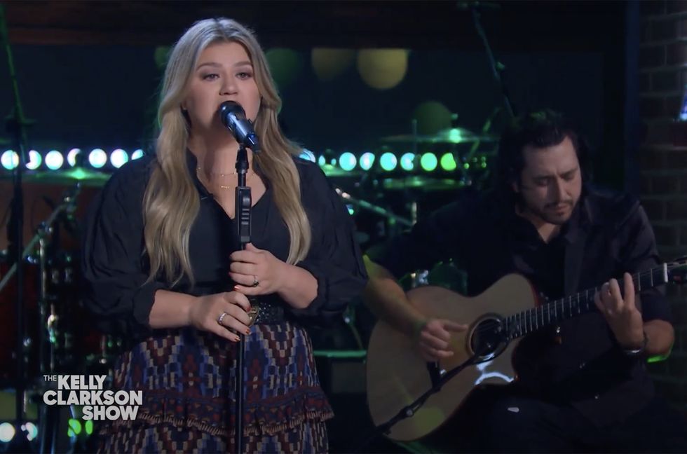 Kelly Clarkson Is ‘Waiting For Tonight’ With Sultry Jennifer Lopez Cover: Watch