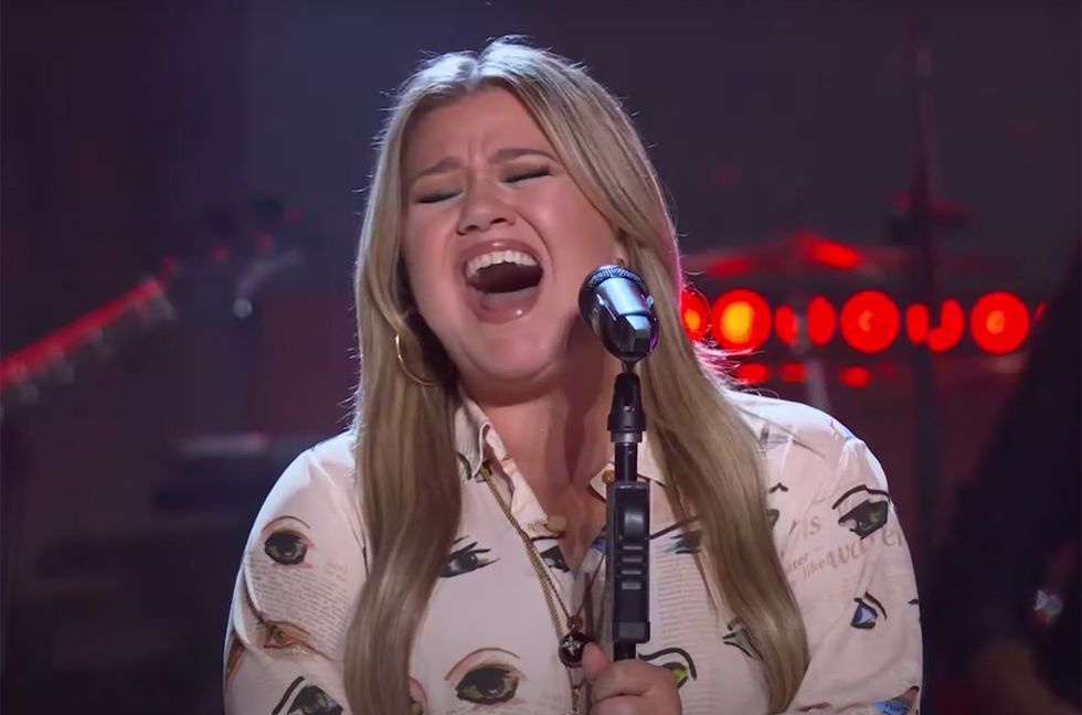 Kelly Clarkson Delivers ‘Simply Irresistible’ Robert Palmer Cover