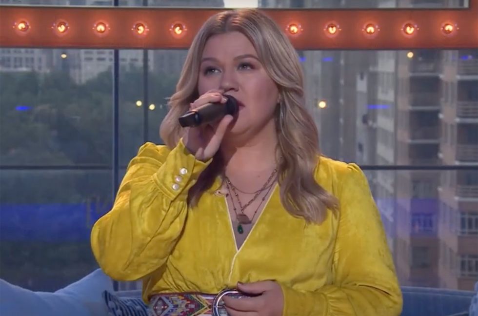 Kelly Clarkson Delivers Mind-Blowing Acoustic Stephen Sondheim Cover: Watch