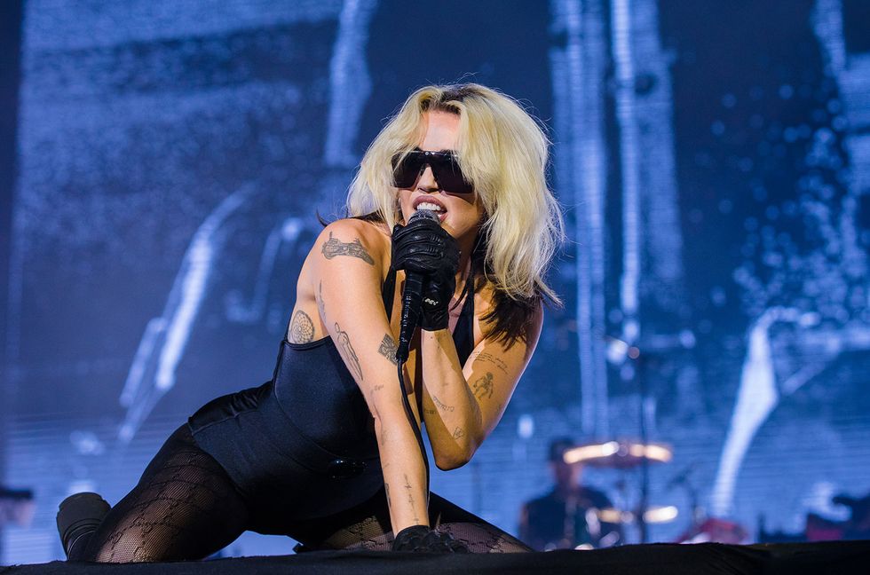 Miley Cyrus Announces Deluxe Version of ‘Attention: Miley Live’