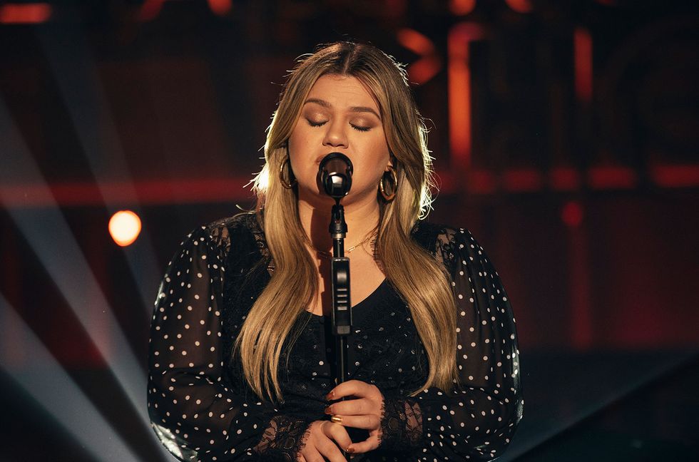 Kelly Clarkson Covers Radiohead, The Weeknd & More on ‘Kellyoke’ EP: Stream It Now