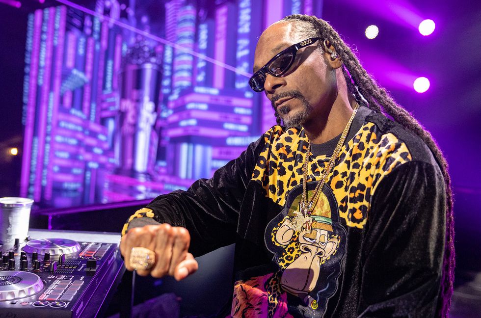 Snoop Dogg Reveals His Personal Blunt Roller’s Salary Has Gone Up Due to Inflation
