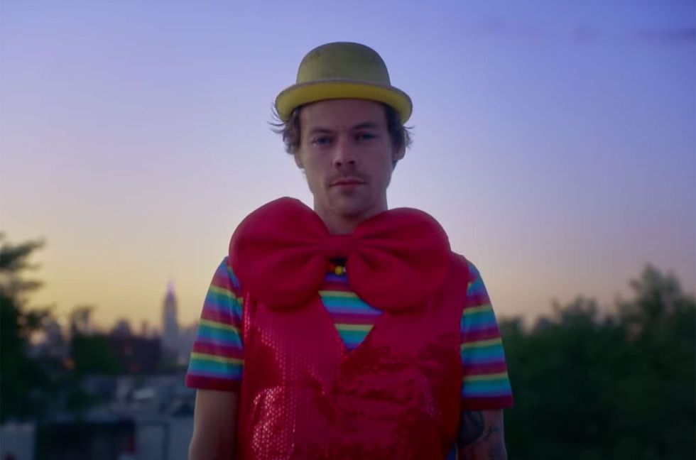 Harry Styles Shoots a $300 Video For ‘Daylight’ in Superfans’ Cramped Brooklyn Apartment