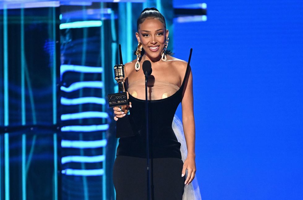 Here’s Why Doja Cat Downed Her Drink at the 2022 Billboard Music Awards