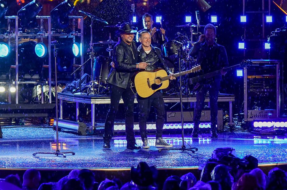 Jason Aldean & Bryan Adams Take the 2022 CMT Awards to ‘Heaven’