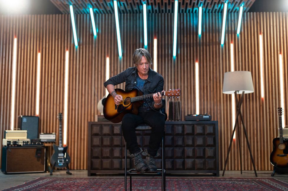 Keith Urban Opens 2022 CMT Awards by Singing to All the ‘Wild Hearts’ Out There