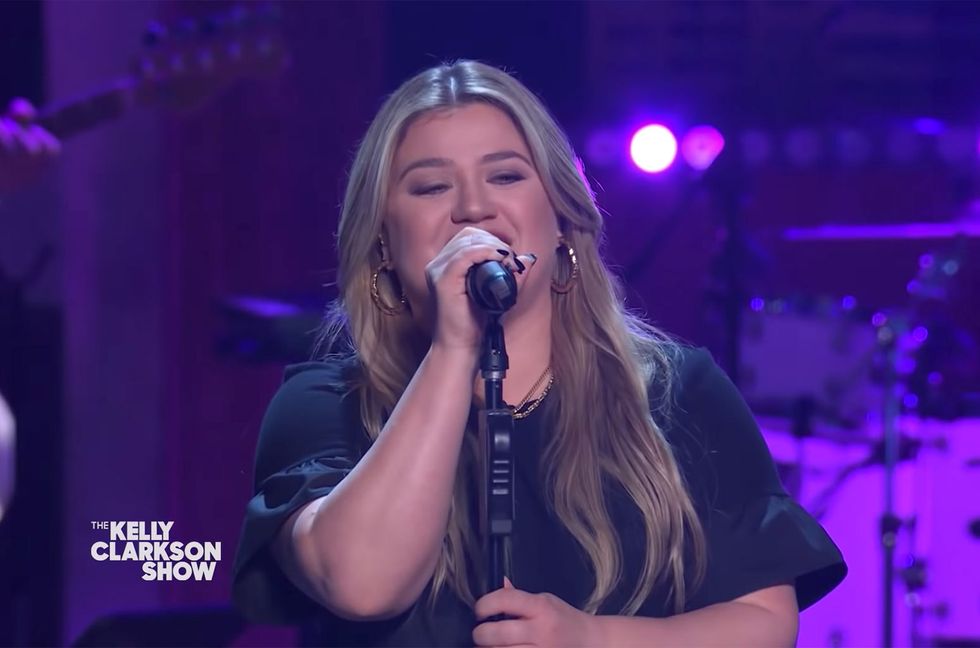 Kelly Clarkson Has a ‘Good, Good Night’ With Her Black Eyed Peas Cover: Watch