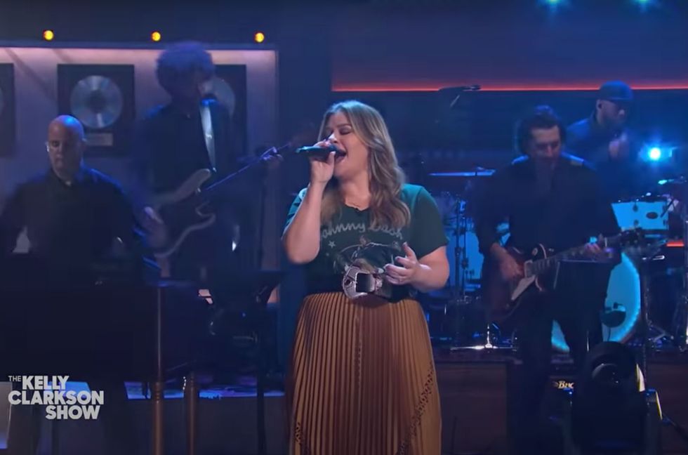Kelly Clarkson Gets ‘Nostalgic’ With New Performance of an Old Song: Watch