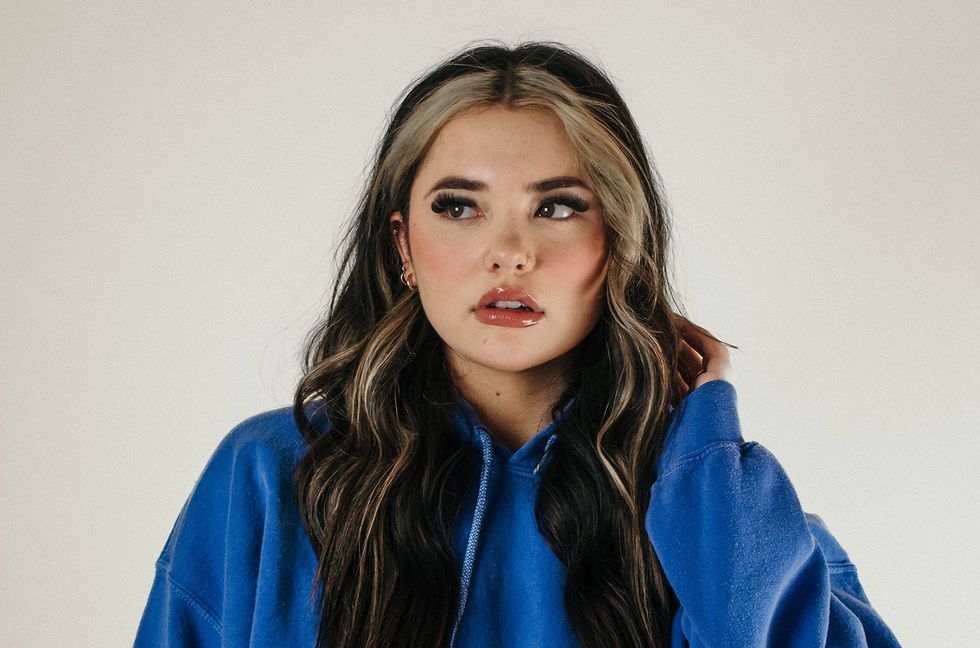 ‘Fingers Crossed’ Singer Lauren Spencer-Smith Signs With Island & Republic